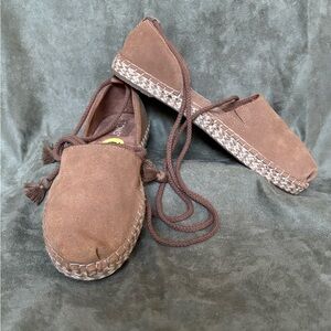TOM’S Brand NEW Women’s SZ 9 Tan Color Suede Espadrilles w/ removable ankle ties